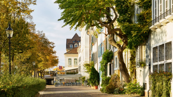 Historische Gasse Schipfe an der Limmat in Zürich als Symbol für das Leben und Auswandern in die Schweiz mit DACHSER & KOLB.