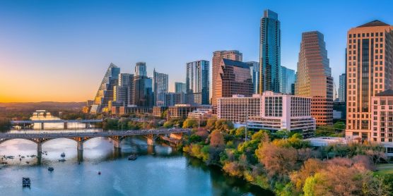 Skyline von Austin in Texas bei Sonnenuntergang am Fluss für den Auslandsumzug in die USA mit dem Umzugsunternehmen DACHSER & KOLB.