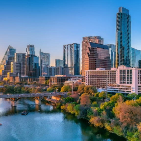 Skyline von Austin in Texas bei Sonnenuntergang am Fluss für den Auslandsumzug in die USA mit dem Umzugsunternehmen DACHSER & KOLB.