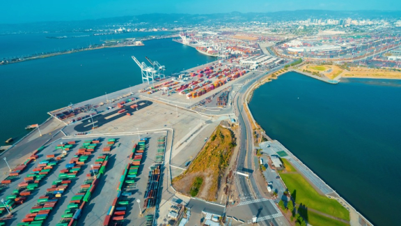 Großer Überseehafen mit Containerterminal für die sichere Zollabwicklung und den Containertransport beim USA-Umzug mit DACHSER & KOLB.