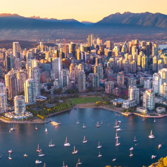 Beeindruckendes Panorama der Skyline von Vancouver mit Bergen im Hintergrund für den Auslandsumzug nach Kanada mit DACHSER & KOLB.