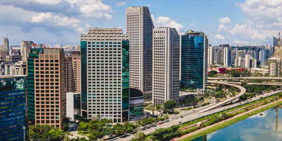 Panorama der Skyline von São Paulo mit der Schrägseilbrücke Ponte Estaiada für den professionellen Überseeumzug nach Brasilien mit DACHSER & KOLB.