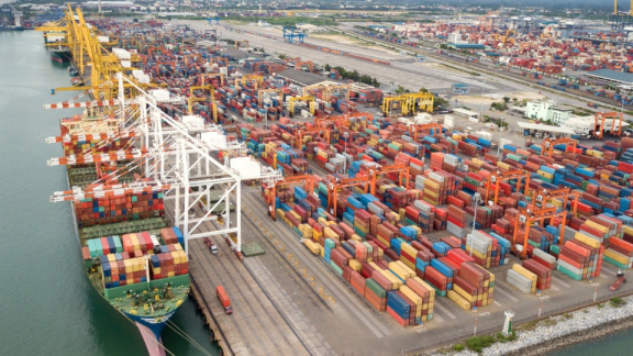Luftaufnahme des thailändischen Tiefseehafens Laem Chabang beim Container-Umschlag für den Überseeumzug nach Thailand mit DACHSER & KOLB.