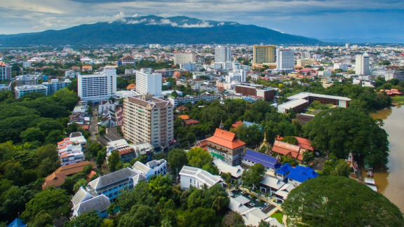 Luftaufnahme von Chiang Mai mit dem Berg Doi Suthep als Zielregion für den Neustart mit den Auswanderer-Checklisten von DACHSER & KOLB in Thailand.