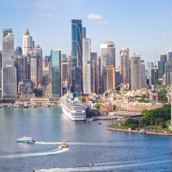 Panorama der Skyline von Sydney mit Opernhaus und Harbour Bridge für den Überseeumzug nach Australien mit DACHSER & KOLB.