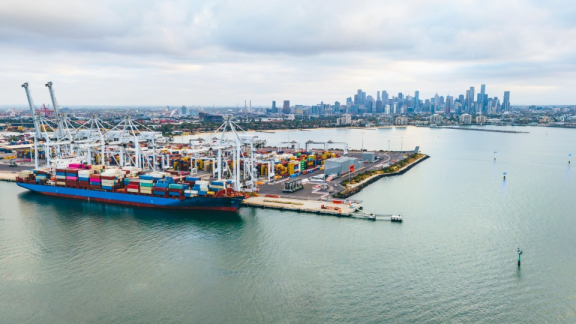 Großes Containerschiff im Hafen von Melbourne für den internationalen Überseeumzug und Inlandtransport nach Australien mit DACHSER & KOLB.