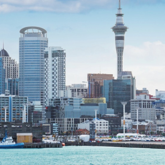 Panorama der Skyline von Auckland mit dem Sky Tower und dem Hafen für den sicheren Überseeumzug nach Neuseeland mit DACHSER & KOLB.
