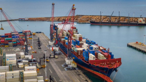 Großes Containerschiff am Terminal im Hafen von Napier bei der Entladung von Seefracht für den Inlandtransport in Neuseeland mit DACHSER & KOLB.