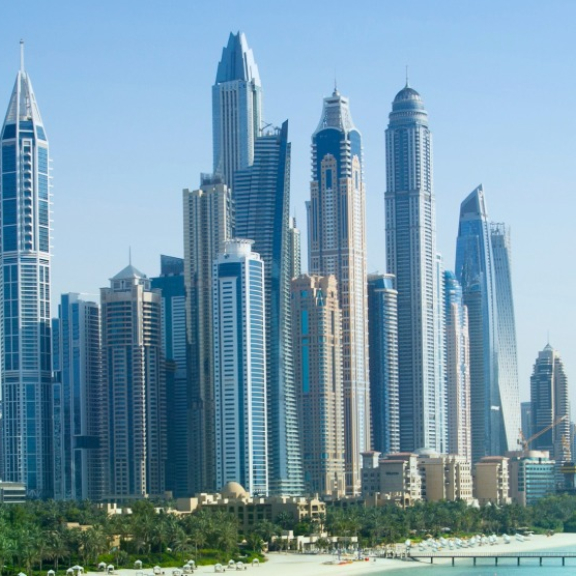Panorama der Skyline von Dubai Marina am Persischen Golf für den sicheren Überseeumzug in die VAE mit DACHSER & KOLB.