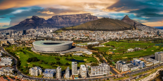 Panorama von Kapstadt mit dem Tafelberg und dem Stadion für den Überseeumzug nach Südafrika mit DACHSER & KOLB.