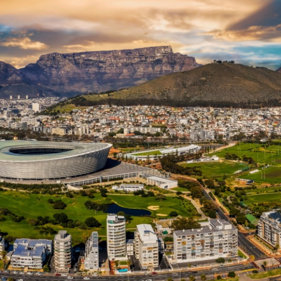 Panorama von Kapstadt mit dem Tafelberg und dem Stadion für den Überseeumzug nach Südafrika mit DACHSER & KOLB.