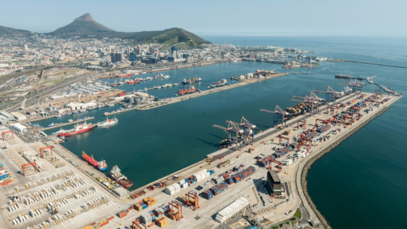 Großer Überseehafen in Kapstadt mit Containern und Logistikanlagen für den Inlandtransport mit DACHSER & KOLB.