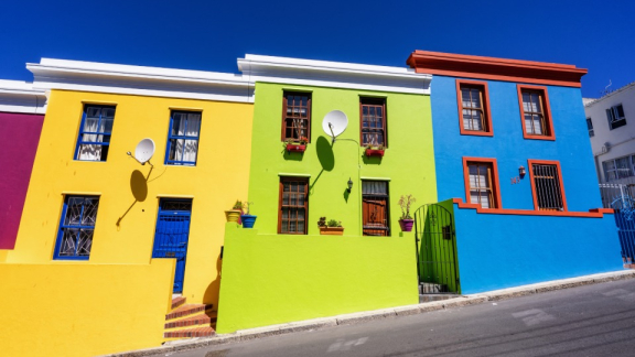 Bunte, traditionelle Häuser im Bo-Kaap-Viertel in Kapstadt als Symbol für das Wohnen und Auswandern nach Südafrika mit DACHSER & KOLB.