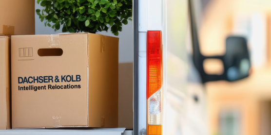 Ein Umzugswagen der Firma Dachser & Kolb mit gestapelten Umzugskartons, bereit für einen Umzug oder eine Möbellogistik.