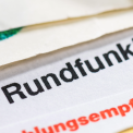 Rundfunkbeitrag, Euro-Scheine und Münzen. Finanzen und Gebühren.