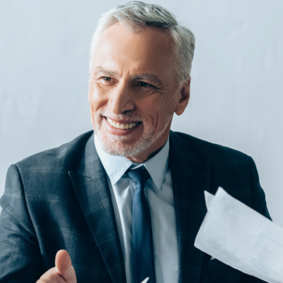 Beratungsgespräch zu den Formalitäten beim Ummelden nach dem Umzug in einem modernen Büro.