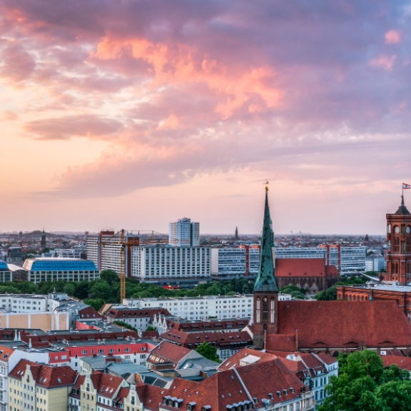 Panorama von Berlin mit Fernsehturm und Stadtzentrum – Symbolbild für die Suche nach einem Umzugsunternehmen in Berlin