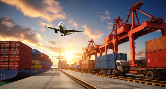 Frachtschiff, Zug und Flugzeug transportieren Güter bei Sonnenuntergang.