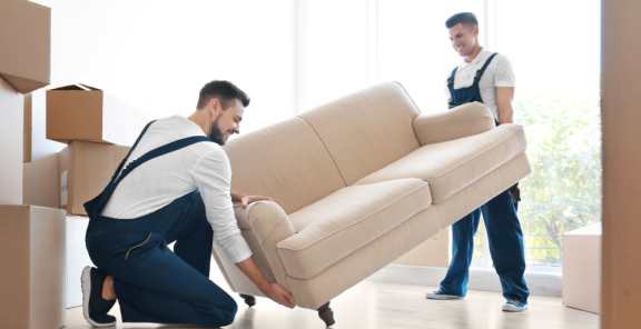 Zwei Umzugshelfer tragen ein Sofa – Kleintransporte für Möbel einfach und zuverlässig durchgeführt.