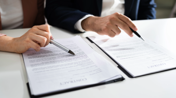 Zwei Personen prüfen Verträge – transparente Kosten und sichere Planung beim Klaviertransport & Flügelumzug