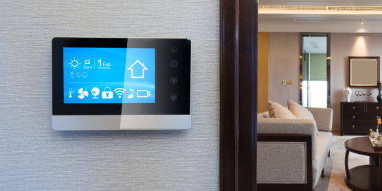 Modernes Wohnzimmer mit Smart-Home-Technologie: Wanddisplay zur Steuerung von Klima, Sicherheit und Medien