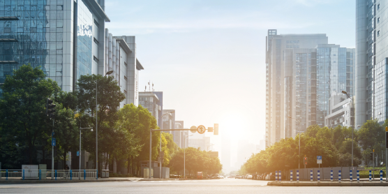 Sonnenaufgang in einer Großstadt mit moderner Infrastruktur – Symbolbild für barrierefreie Umzüge in Metropolen