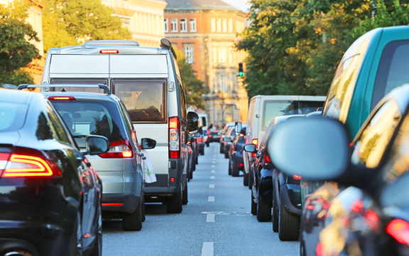 Starker Stadtverkehr erschwert Umzüge in Metropolen – barrierefreie Planung und Zeitmanagement erforderlich