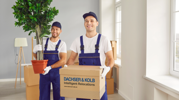 Zwei Szenen: Profi-Umzugshelfer bei der Arbeit und Einzelperson beim Umziehen – Umzugsunternehmen vs. selbst umziehen.