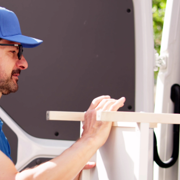 Umzugshelfer laden Möbel in Transporter – richtige Entsorgung und Recycling beim Umzug beachten