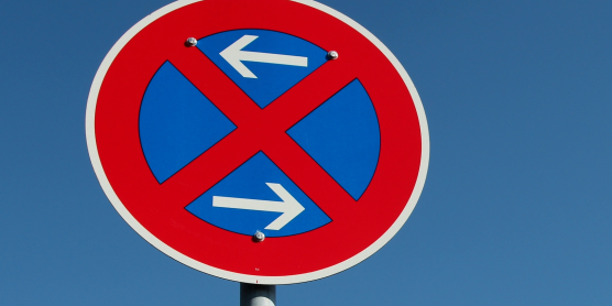 Verkehrszeichen absolutes Halteverbot (Pfeile links/rechts). Info zum Halteverbot beantragen.