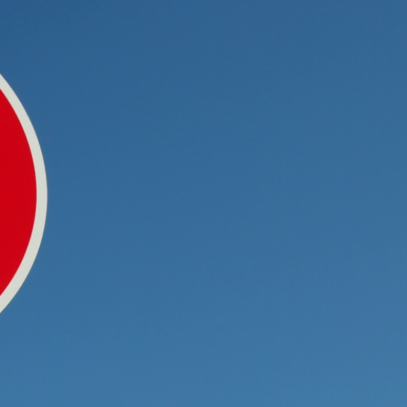 Verkehrszeichen absolutes Halteverbot (Pfeile links/rechts). Info zum Halteverbot beantragen.