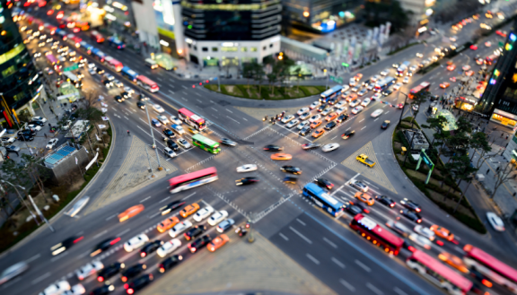 Vogelperspektive einer belebten Kreuzung mit viel Verkehr. Informationen zur Sondergenehmigung Halteverbot für Umzug.