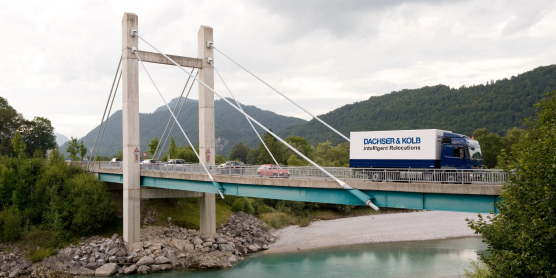 Umzugstransporter von DACHSER & KOLB auf Brücke – günstigen Umzugstransporter mieten für stressfreien Umzug
