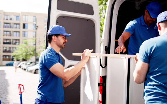 Umzugshelfer laden Möbel in Umzugstransporter – praktische Hilfe und Spartipps beim Umzugstransporter mieten
