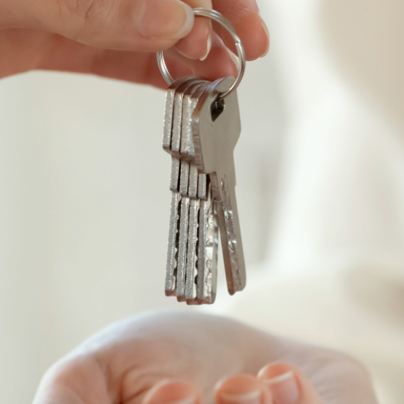 Übergabe von Wohnungsschlüsseln – symbolisch für Einzug und Tipps für die erste eigene Wohnung