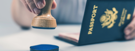 Einreisestempel auf einem Pass – Auswandern nach Pakistan: Wichtige Einreisebestimmungen beachten.