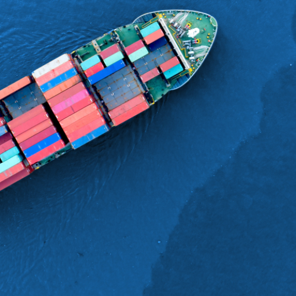 Containerschiff von oben mit Schlepper – Symbolbild für Navigationssicherheit und Havarie im Seetransport