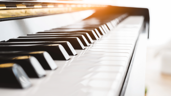 Nahaufnahme von Klaviertasten – Symbolbild für sensiblen Klaviertransport mit DACHSER & KOLB