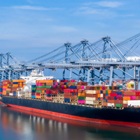 Containerschiffe am Kai, optimale Planung für Seefracht-Umzüge und internationale Transporte.