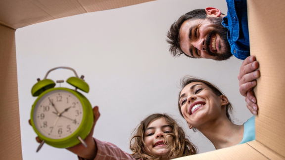 Containerschiff bei Sonnenuntergang im Hafen – Symbolbild für Planung zur Vermeidung von Havarien im Seetransport