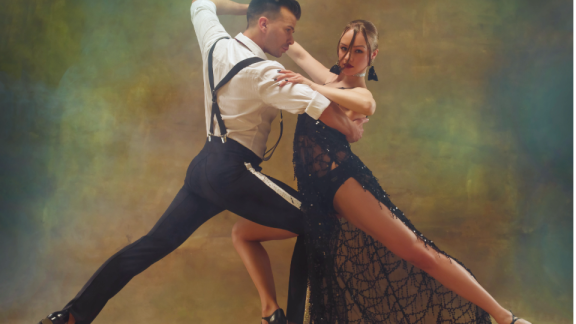 Tanzpaar tanzt leidenschaftlichen Tango – Argentinien, die Heimat des Tangos erleben