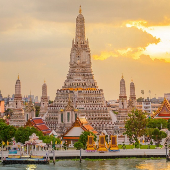 Tempel Wat Arun in Bangkok am Fluss bei Sonnenuntergang in Thailand