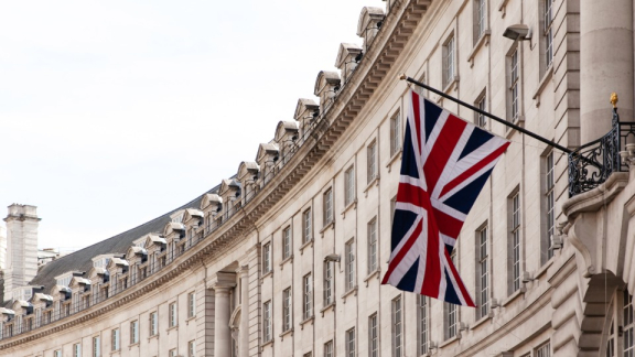 Britische Flagge an historischer Häuserfassade in London