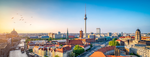 Berlin Skyline mit Fernsehturm und Alt-Berliner Architektur, Umzugsservice