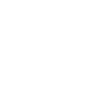 Ein offener Lastwagen, der mit gestapelten Paketen beladen ist, symbolisiert den leistungsfähigen Fuhrpark in der Möbellogistik.