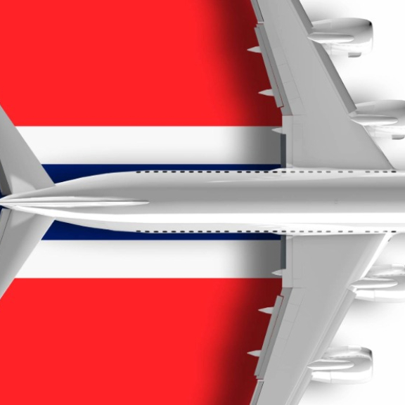 Flugzeug in Draufsicht über norwegischer Flagge als Symbolbild für Reisen nach Norwegen