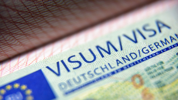 Nahaufnahme eines deutschen Schengen-Visums im Reisepass, relevant für die Einreise in die EU.