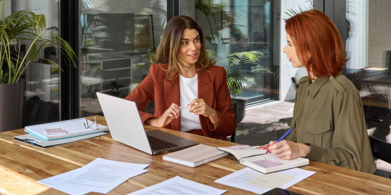 Global Mobility Beratung bei DACHSER und KOLB – Zwei Frauen besprechen die Planung einer Mitarbeiterentsendung am Laptop in einem modernen Büro.