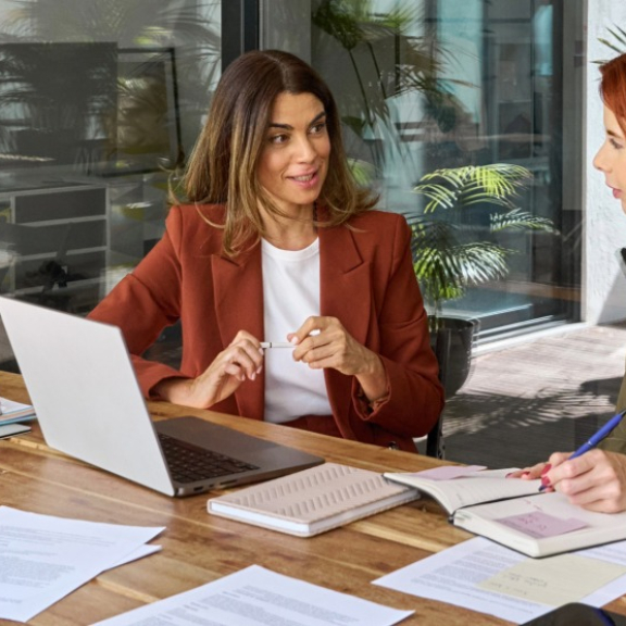 Global Mobility Beratung bei DACHSER und KOLB – Zwei Frauen besprechen die Planung einer Mitarbeiterentsendung am Laptop in einem modernen Büro.