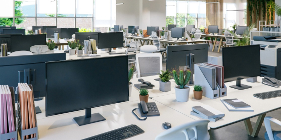 Modernes Großraumbüro mit perfekt eingerichteten IT-Arbeitsplätzen nach dem Firmenumzug.